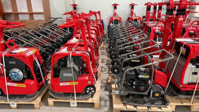 Ramirent parko papildymas nauja įranga nuomai. Nuo rankinių įrankių, vibro plūktuvų iki keltuvų ar sunkiosios technikos